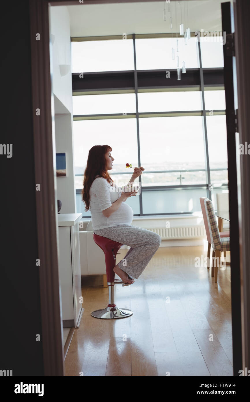 Pregnant woman eating salad et selles Banque D'Images