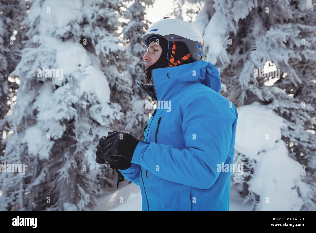 Avec le skieur à la recherche de jumelles à une distance Banque D'Images