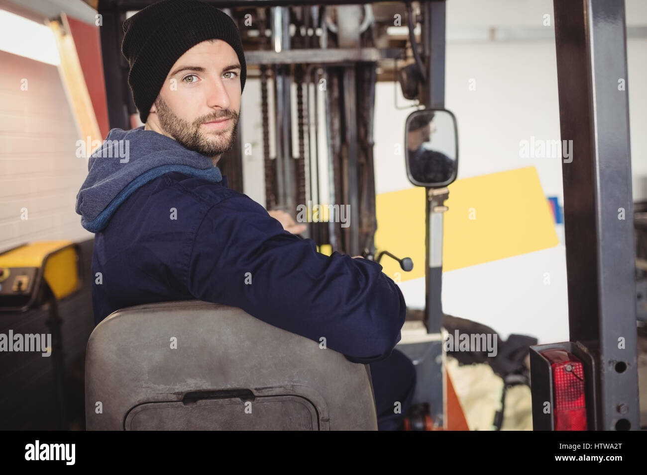Mécanicien de chariot élévateur assis sur Banque D'Images