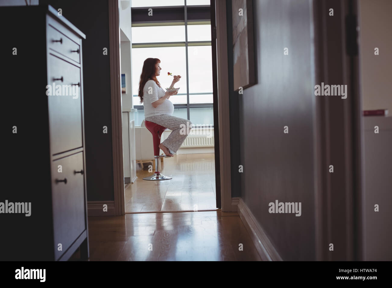 Pregnant woman eating salad et selles Banque D'Images