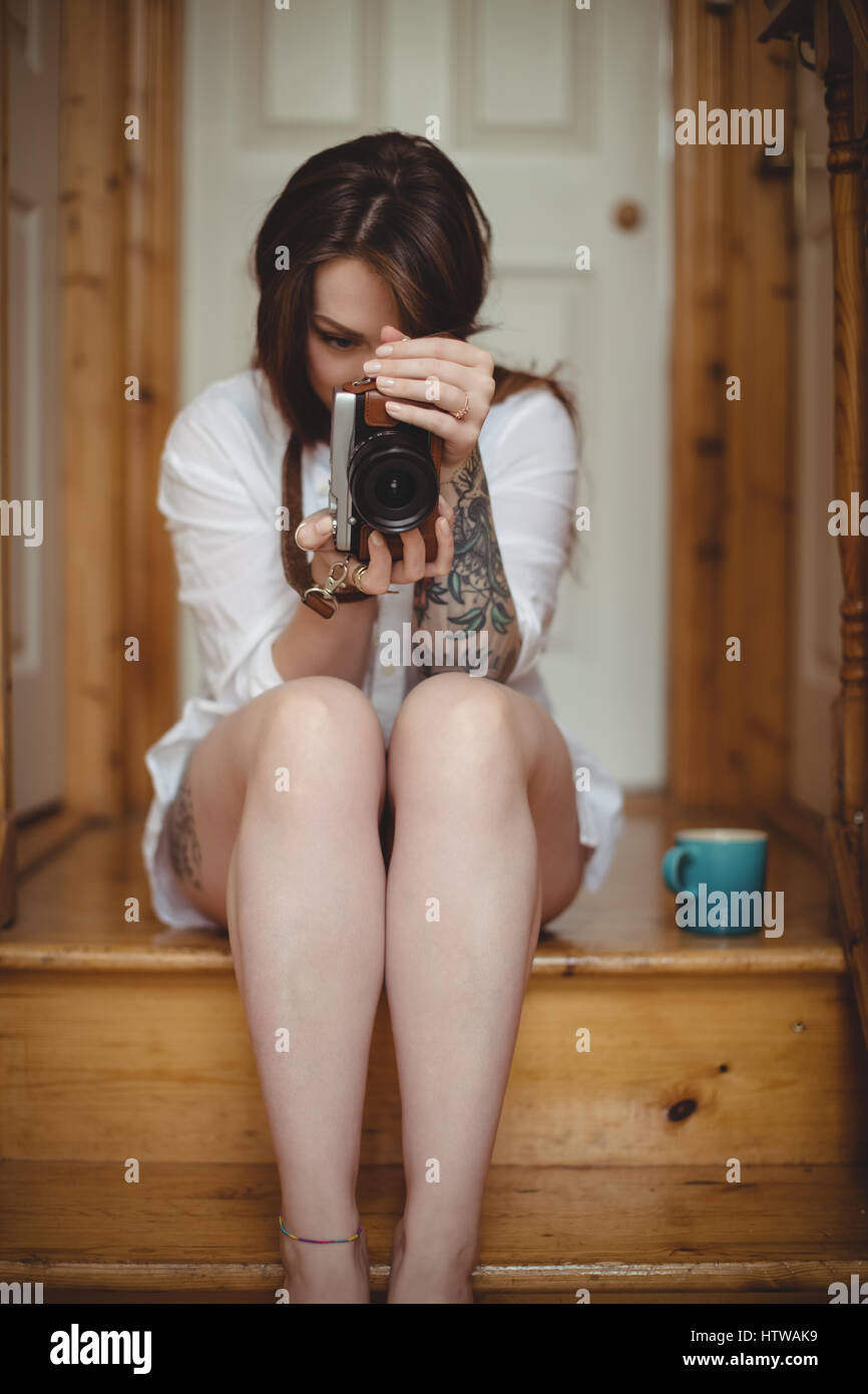 Woman taking photo sur appareil photo numérique Banque D'Images