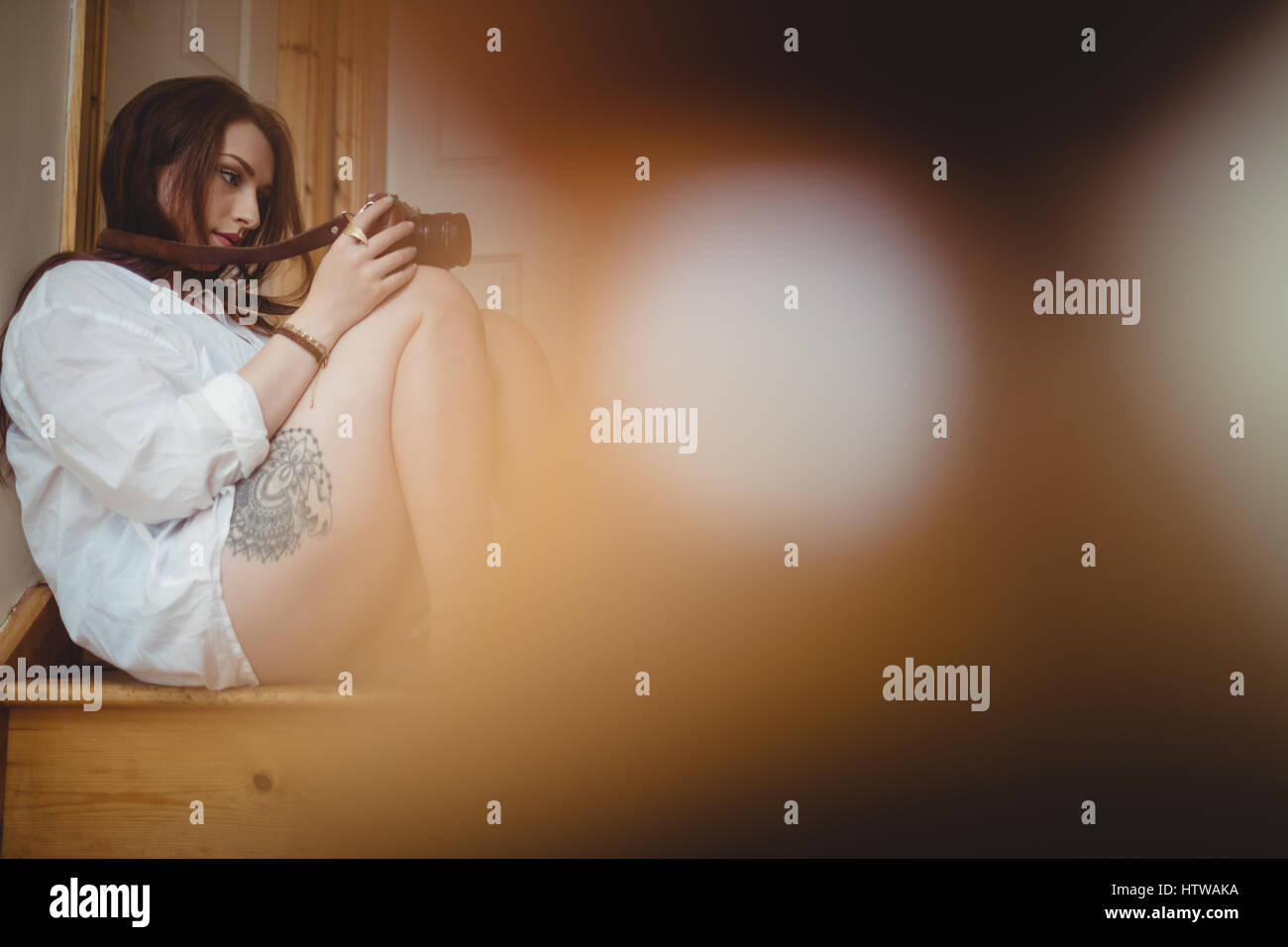 Woman taking photo sur appareil photo numérique Banque D'Images