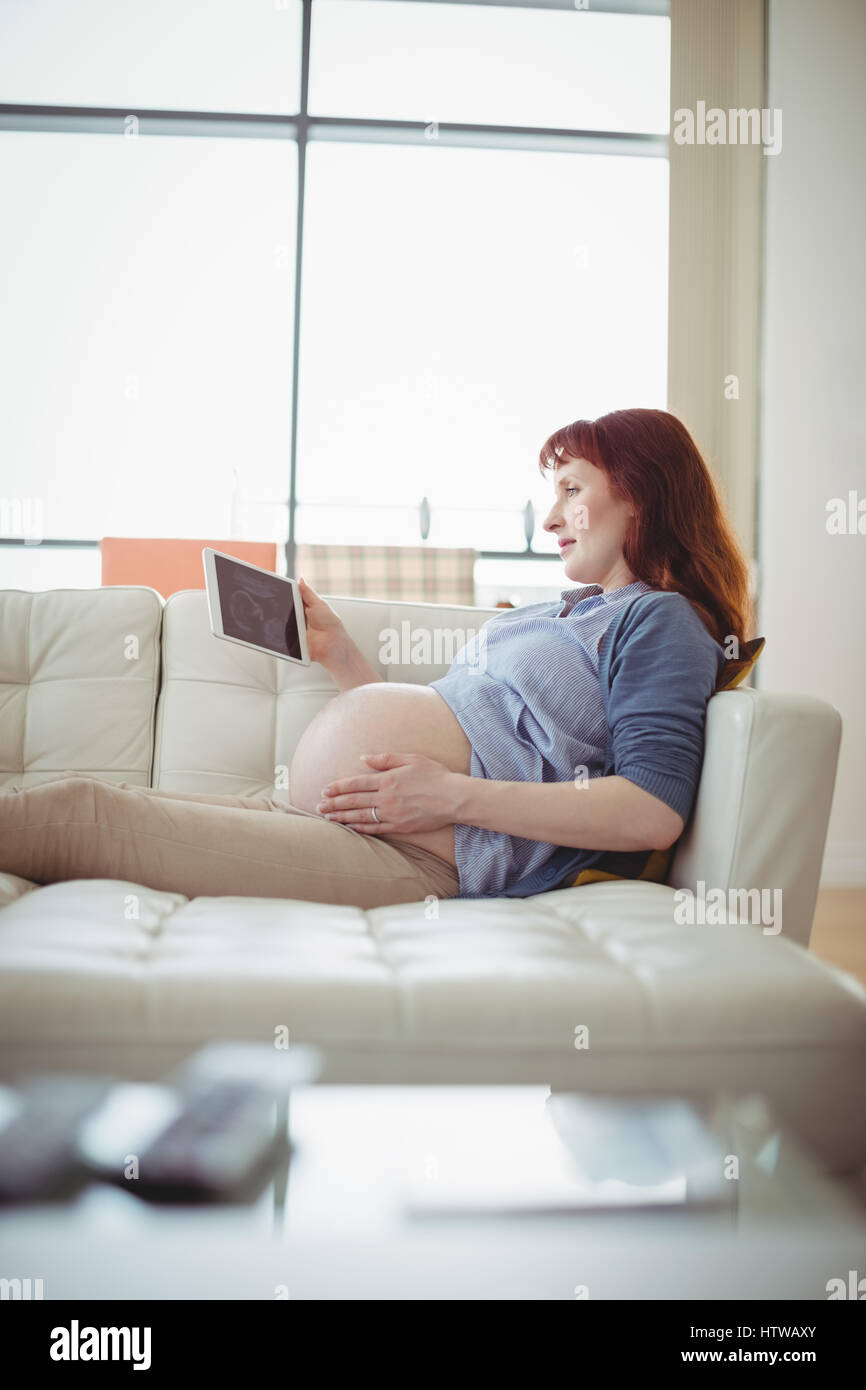 À la femme enceinte à un tableau numérique sur l'échographie Banque D'Images