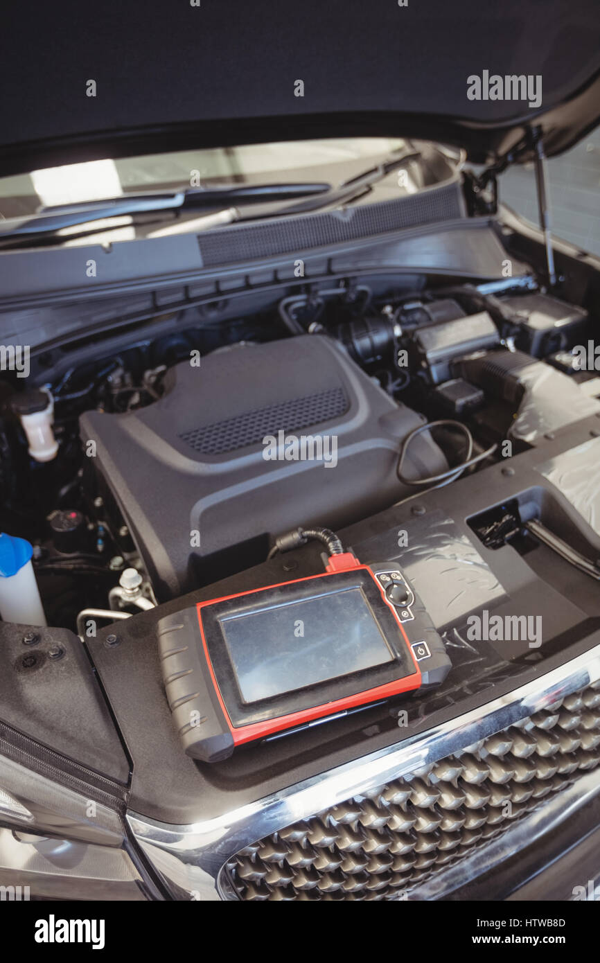 Voiture avec ouvrir le capot et de l'unité de diagnostic Banque D'Images Voiture avec ouvrir le capot et de l'unité de diagnostic Banque D'Images