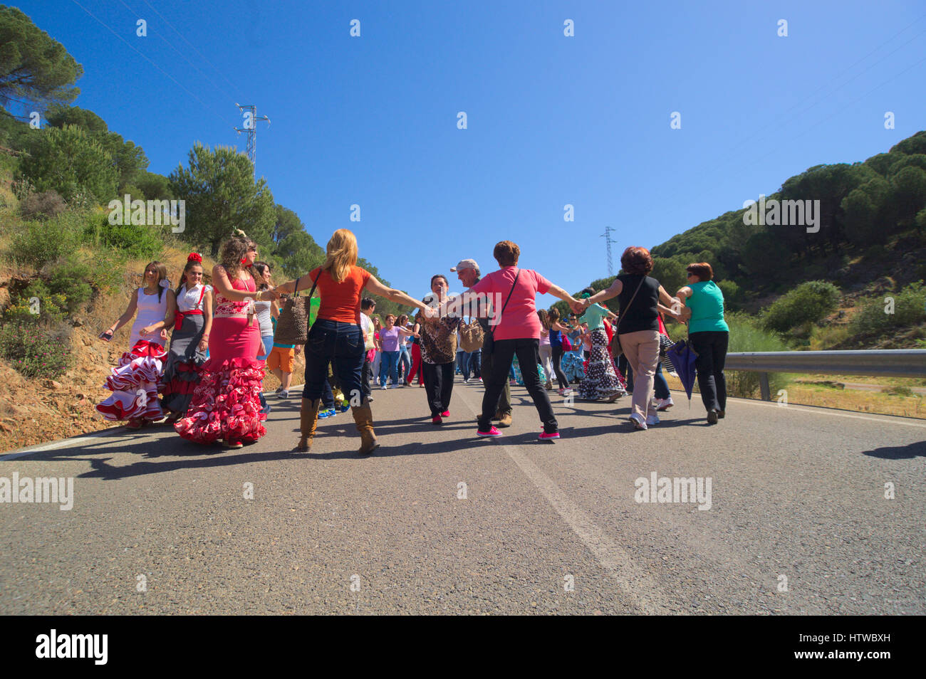 Groupe de personnes à danser à une fête locale à Villaviciosa, Cordoue, Espagne Banque D'Images