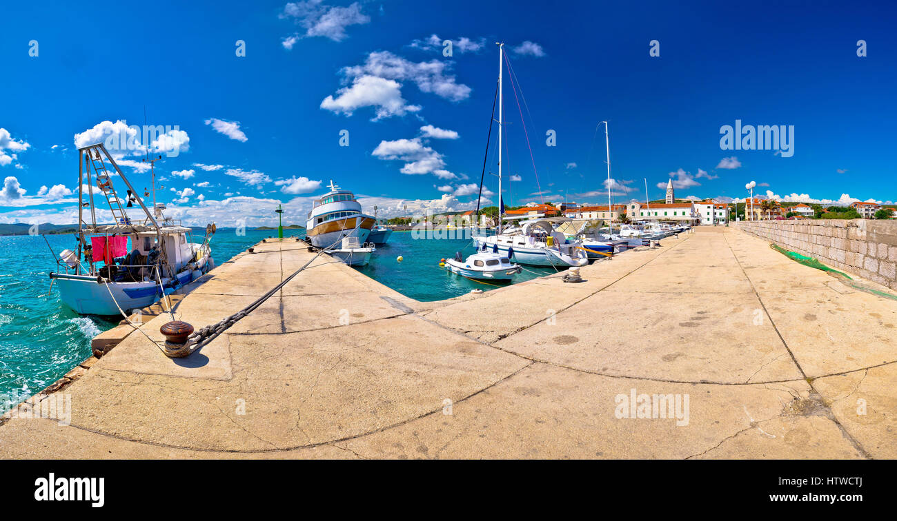 Turanj village Harbour et vue front de mer, la Dalmatie, Croatie Banque D'Images