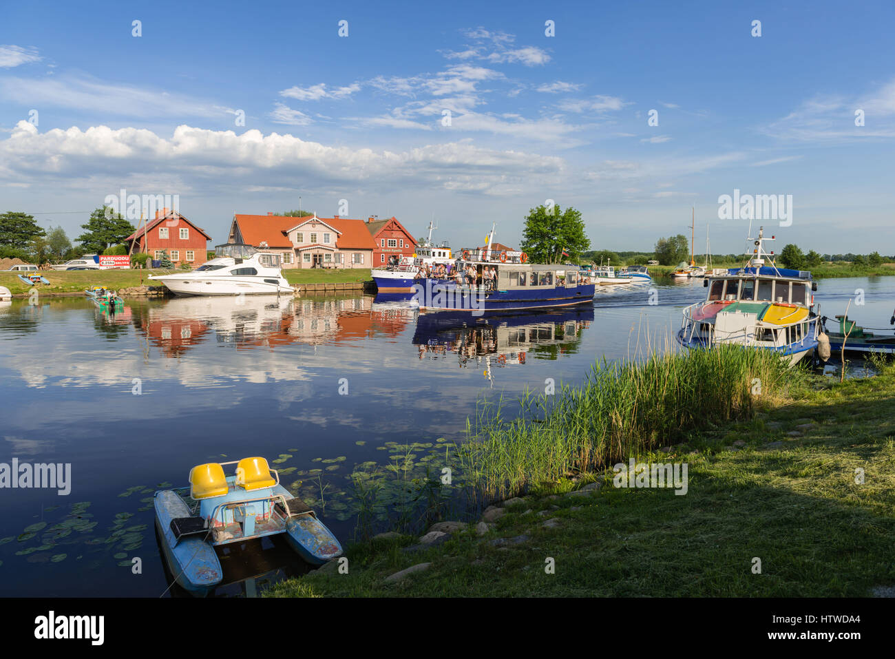 La très petite communauté de Minija sur la rivière Minija dans le delta du Niémen, une destination pour des excursions en bateau de plaisance, Minija, Lituanie, Europe de l'Est, Banque D'Images