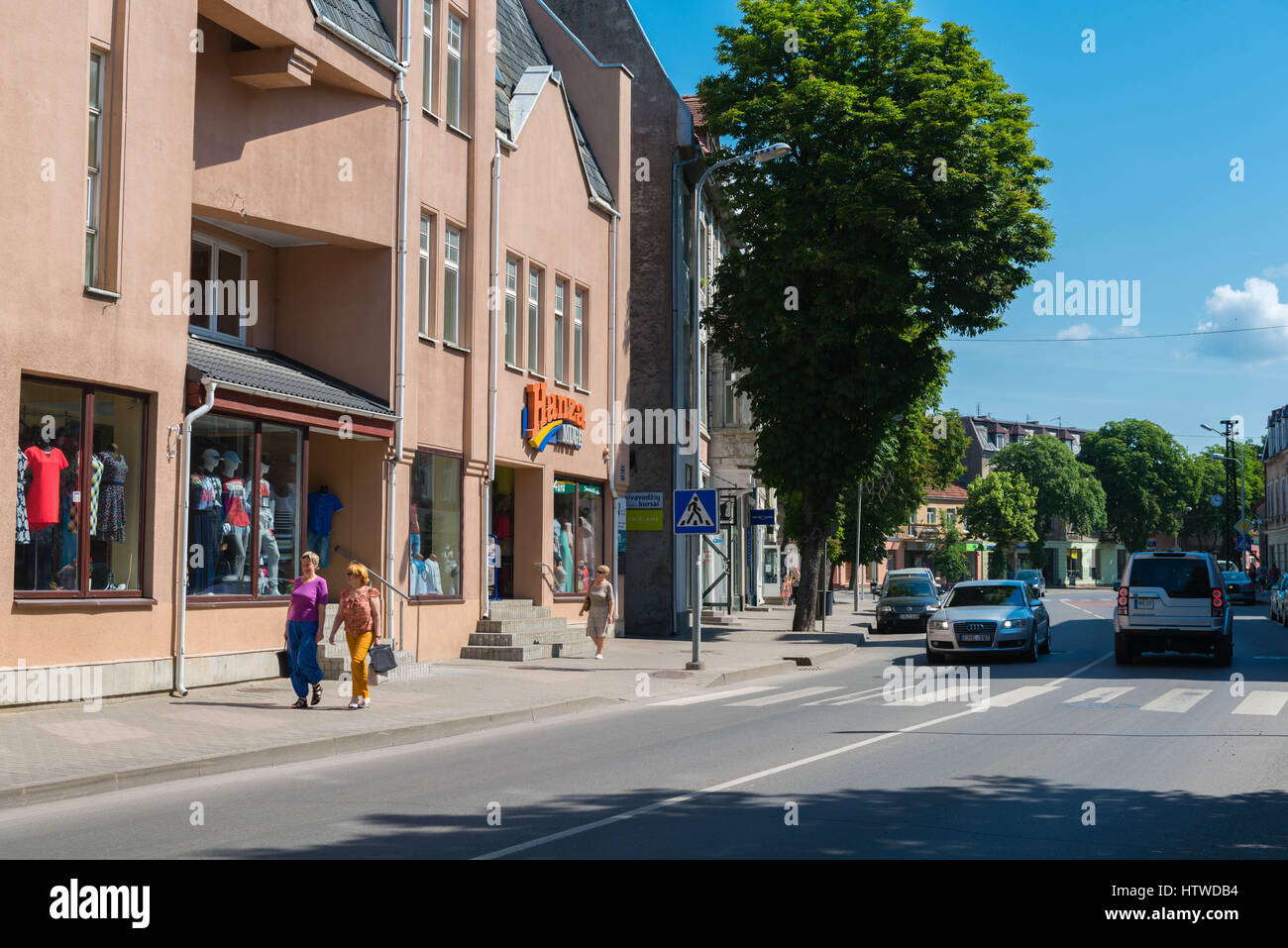 Shopping dans la rue principale de Siluté, delta du fleuve Niémen, Lituanie, Pays Baltes, Europe de l'Est Banque D'Images