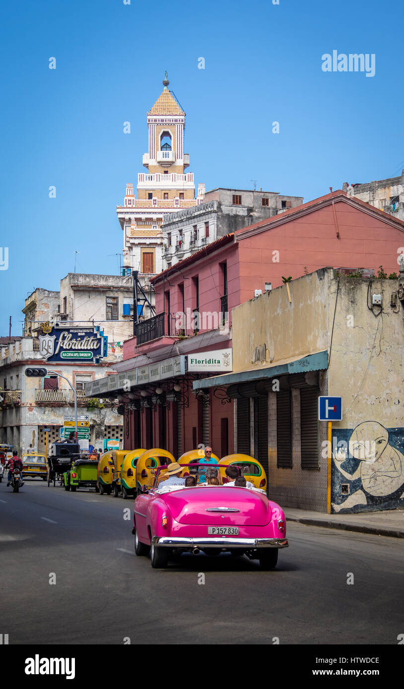 Vintage car à côté de Floridita restaurant dans la Vieille Havane Banque D'Images