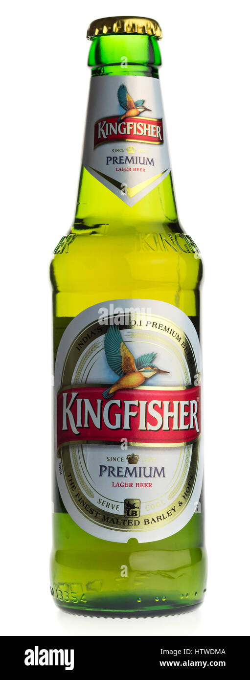 Bouteille de bière lager Kingfisher indien isolé sur fond blanc Banque D'Images