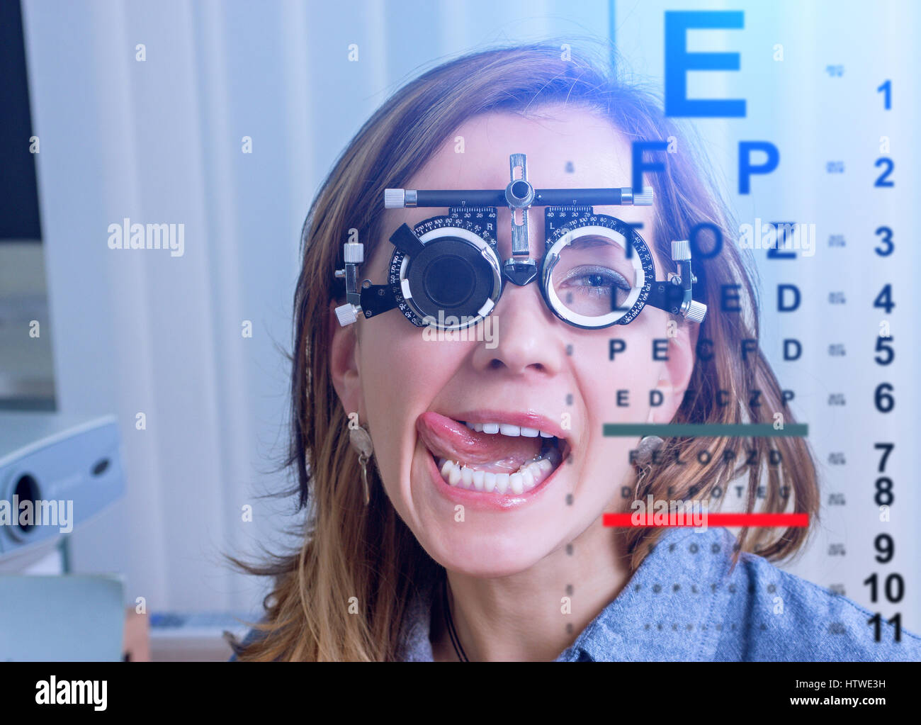 Fille dans messbrille clinique en ophtalmologie lunettes Banque D'Images