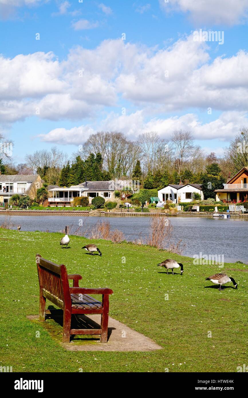 La masse par le Runnymede plaisir River Thames Surrey UK Banque D'Images