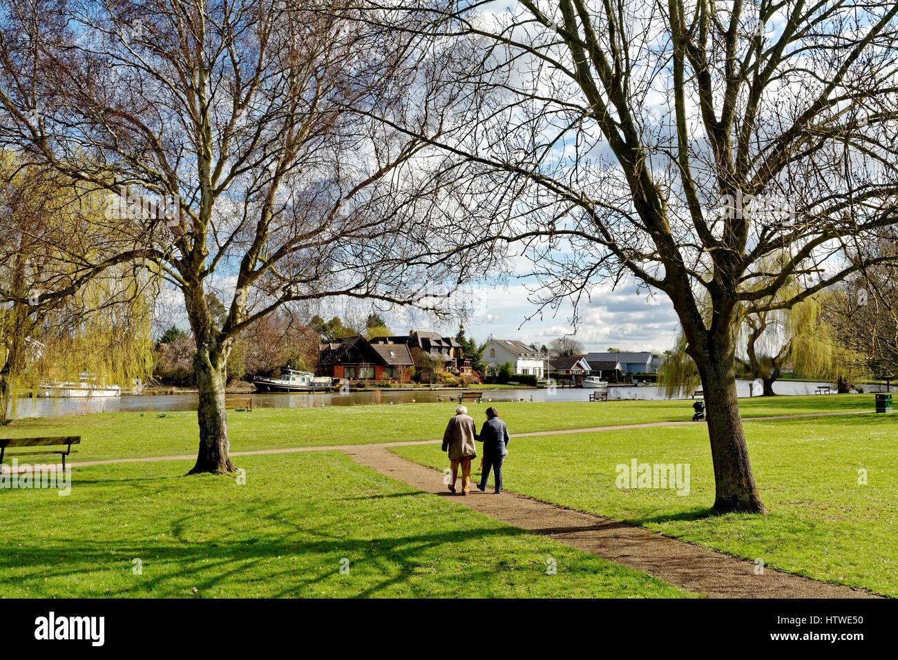 La masse par le Runnymede plaisir River Thames Surrey UK Banque D'Images