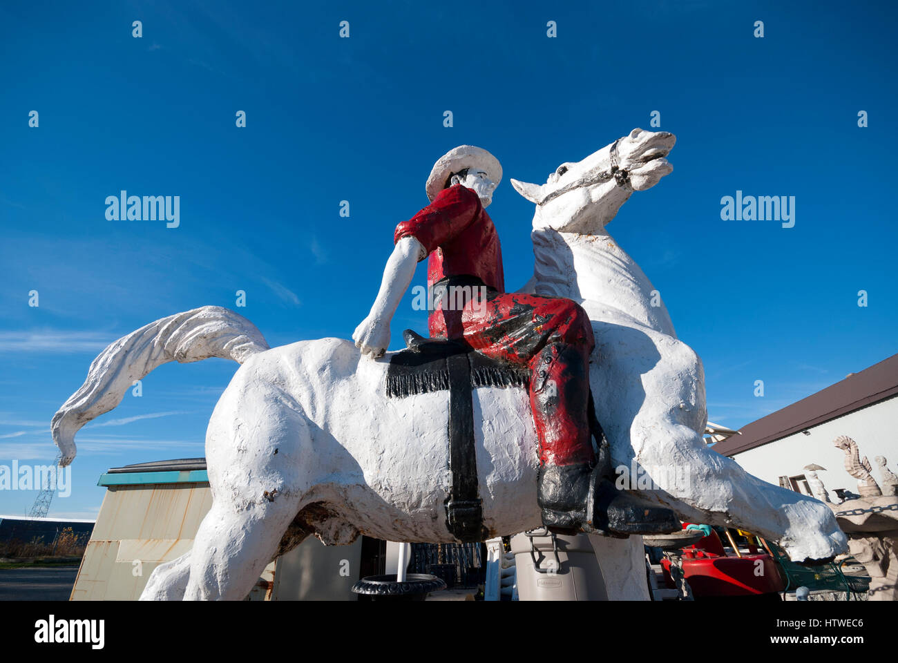 Une sculpture en plâtre bien usé d'un cow-boy et cheval à l'extérieur et d'objets anciens coins Clappison marché près de Hamilton Ontario Canada Banque D'Images