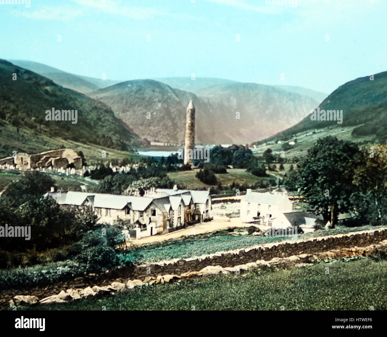 Glendalough Valley, comté de Wicklow, Irlande - main photo colorée - période victorienne Banque D'Images