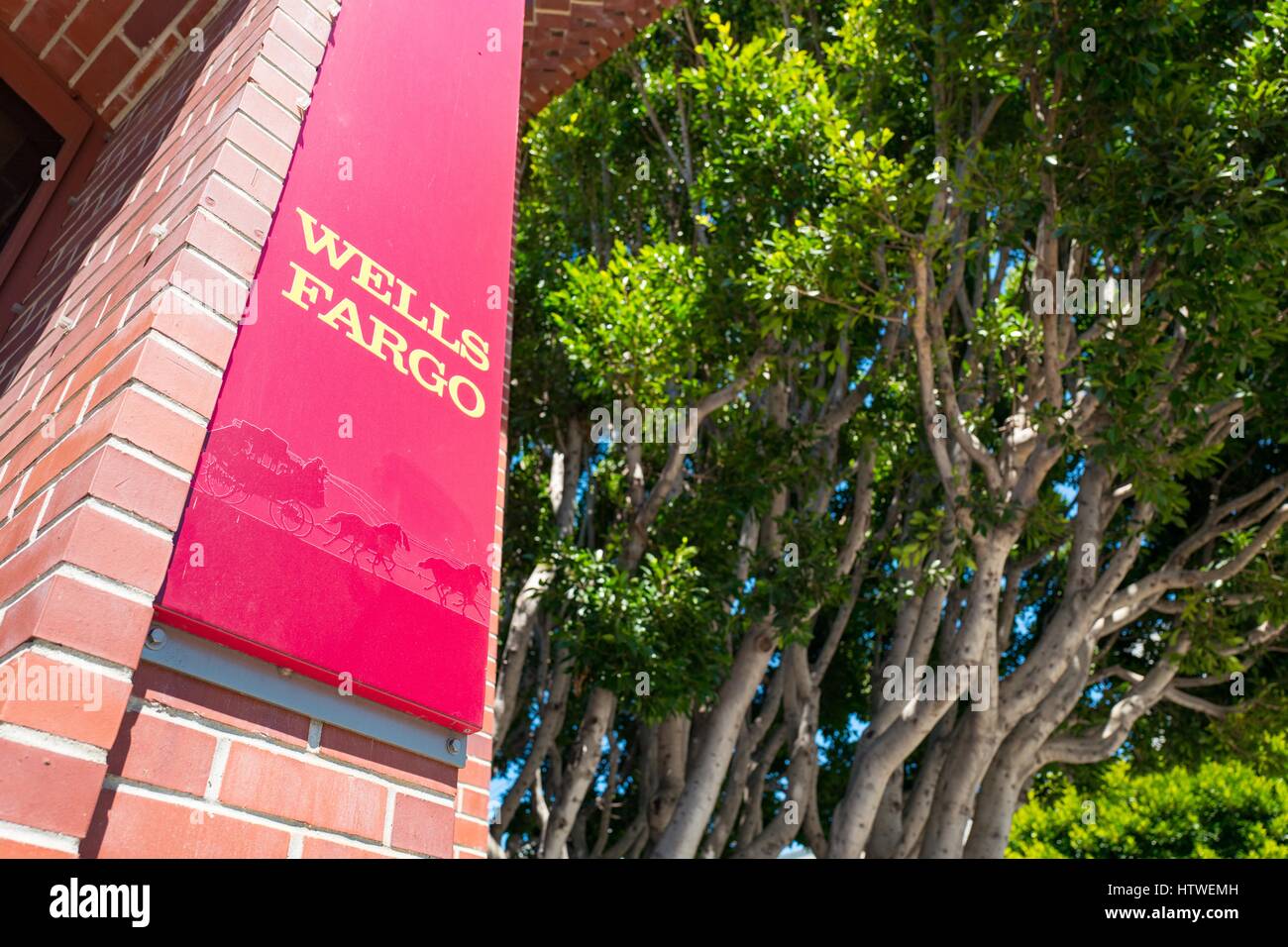 La signalisation pour Wells Fargo Bank Branch dans le quartier de Cow Hollow de San Francisco, Californie, le 28 août 2016. Banque D'Images