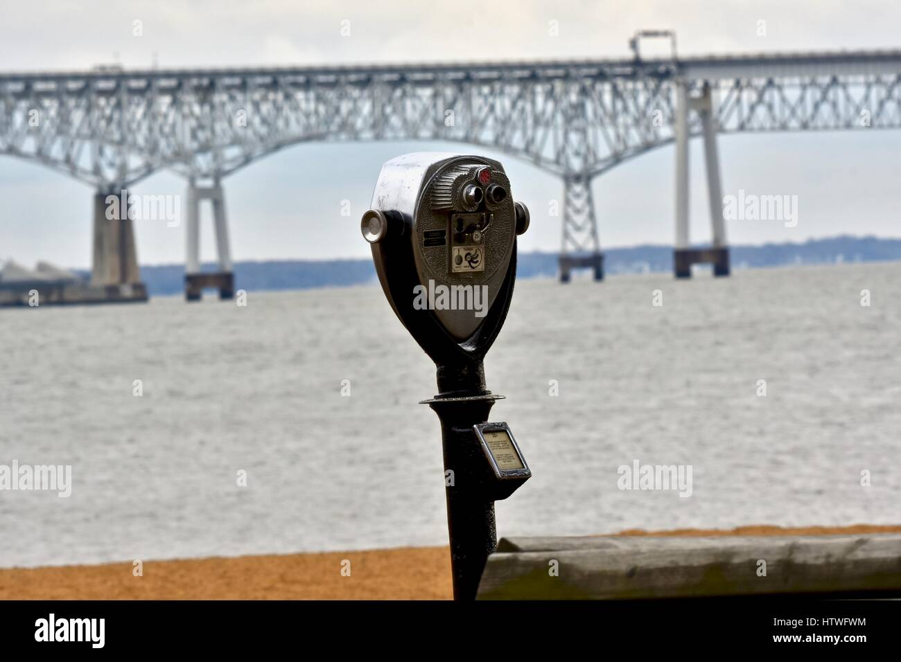 La station d'observation de la faune avec le Chesapeake Bay Bridge en arrière-plan Banque D'Images