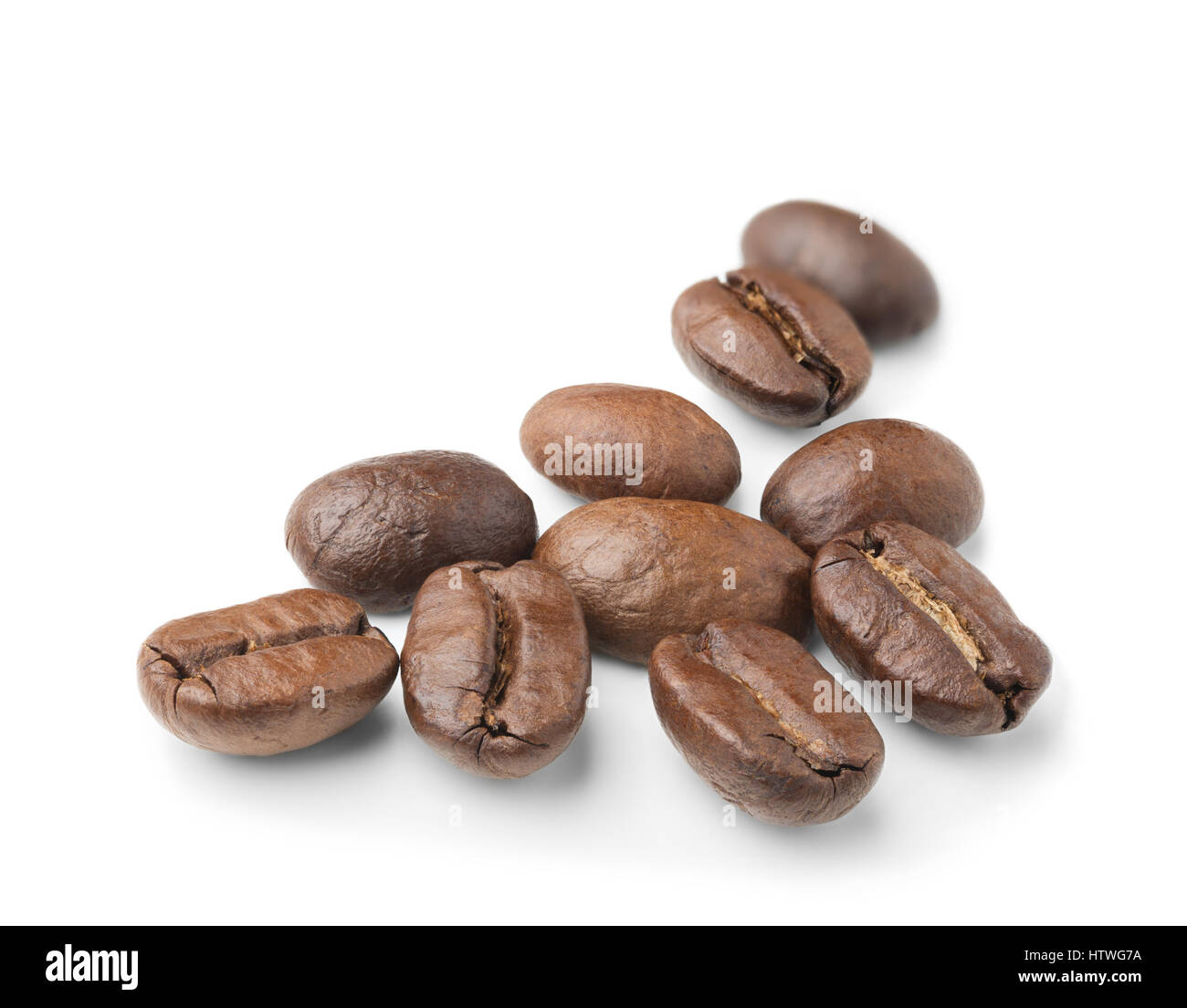 Les grains de café torréfiés macro shot isolé sur fond blanc Banque D'Images