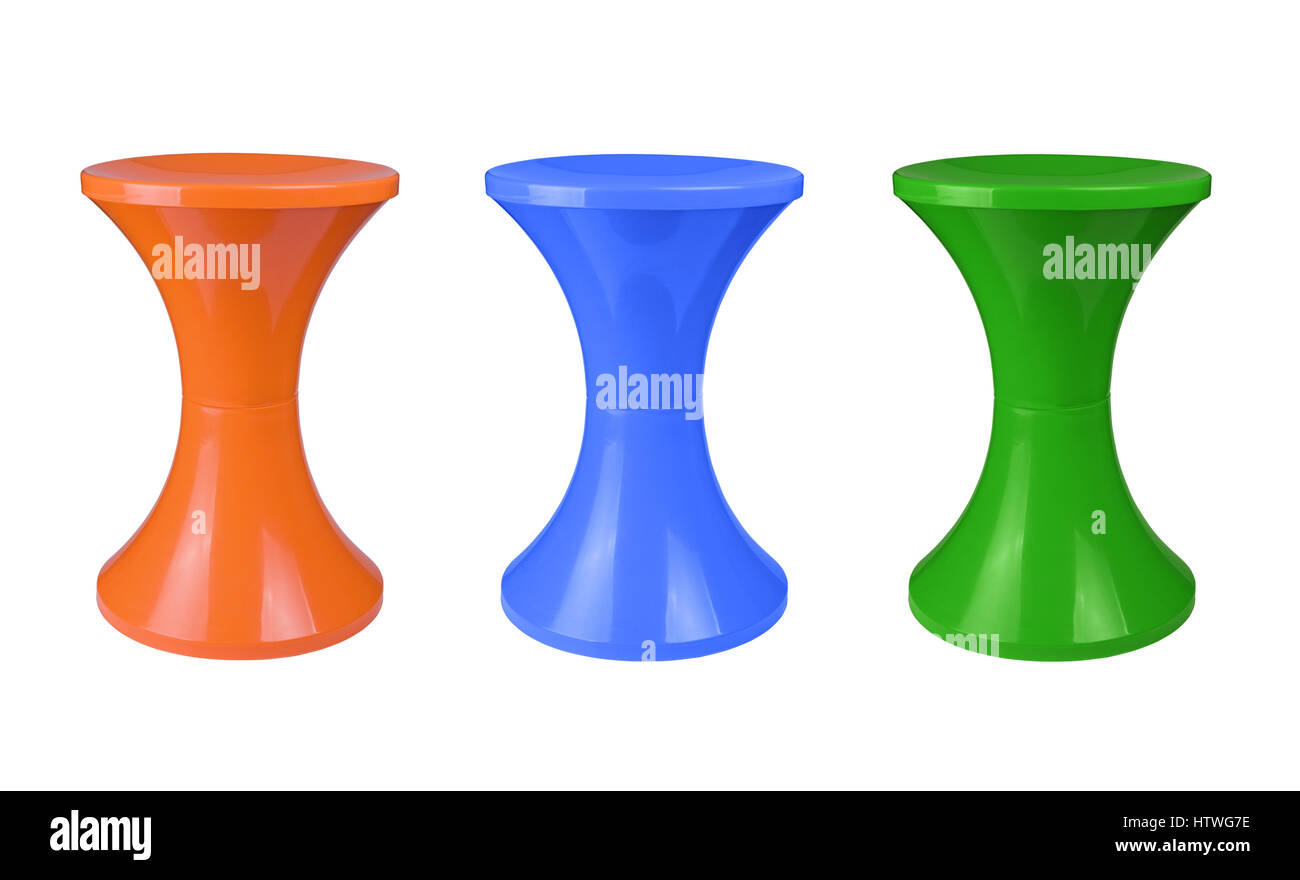 Orange, bleu et vert tabouret en plastique isolé sur fond blanc.Set Banque D'Images