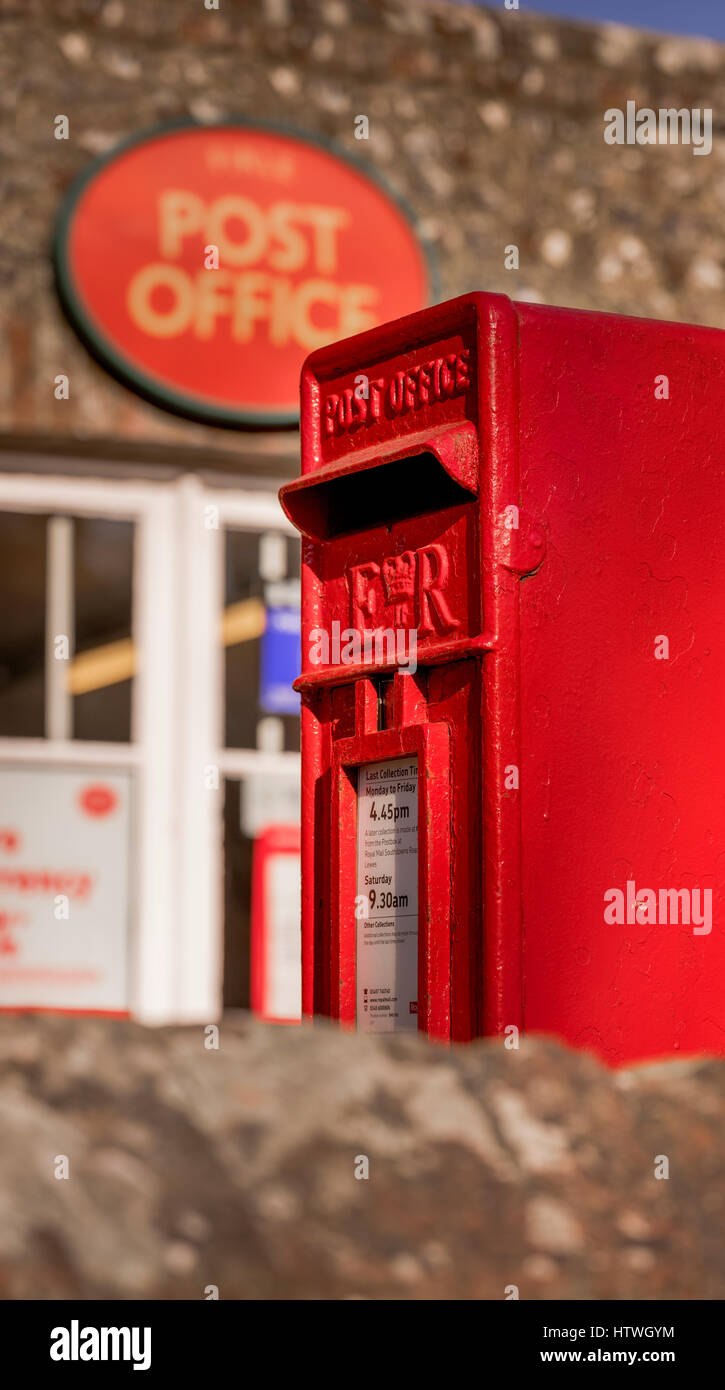 Une boîte aux lettres rouge et a disparu à l'extérieur du village de téléphone magasins dans le village de Firle dans l'East Sussex près de Lewes. Banque D'Images