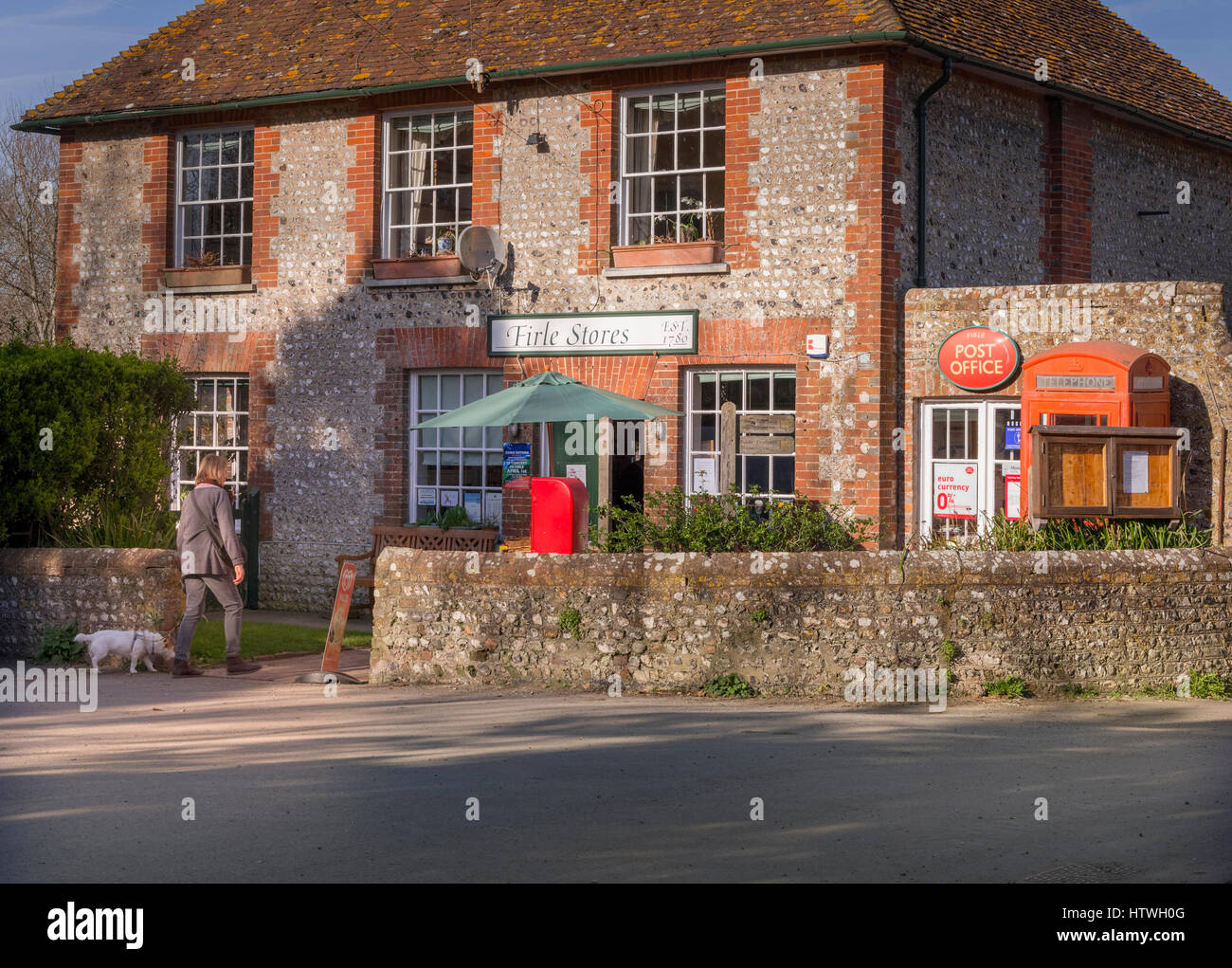 Le bureau de poste du village et des magasins dans le village de Firle dans l'East Sussex près de Lewes. Banque D'Images