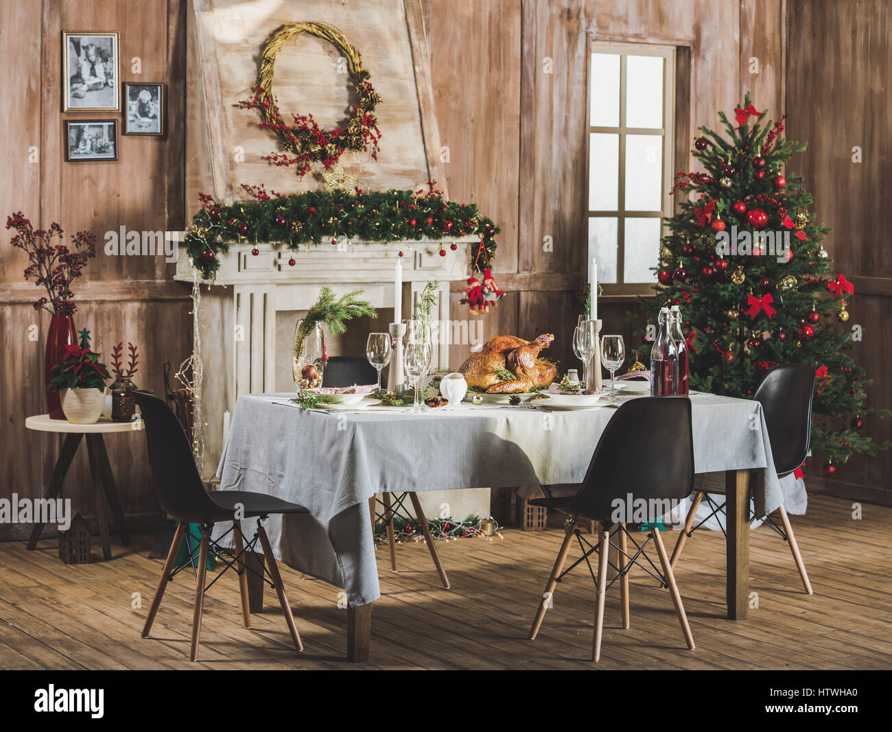 Délicieux rôti de dinde servi sur table de vacances décorée pour Noël Banque D'Images