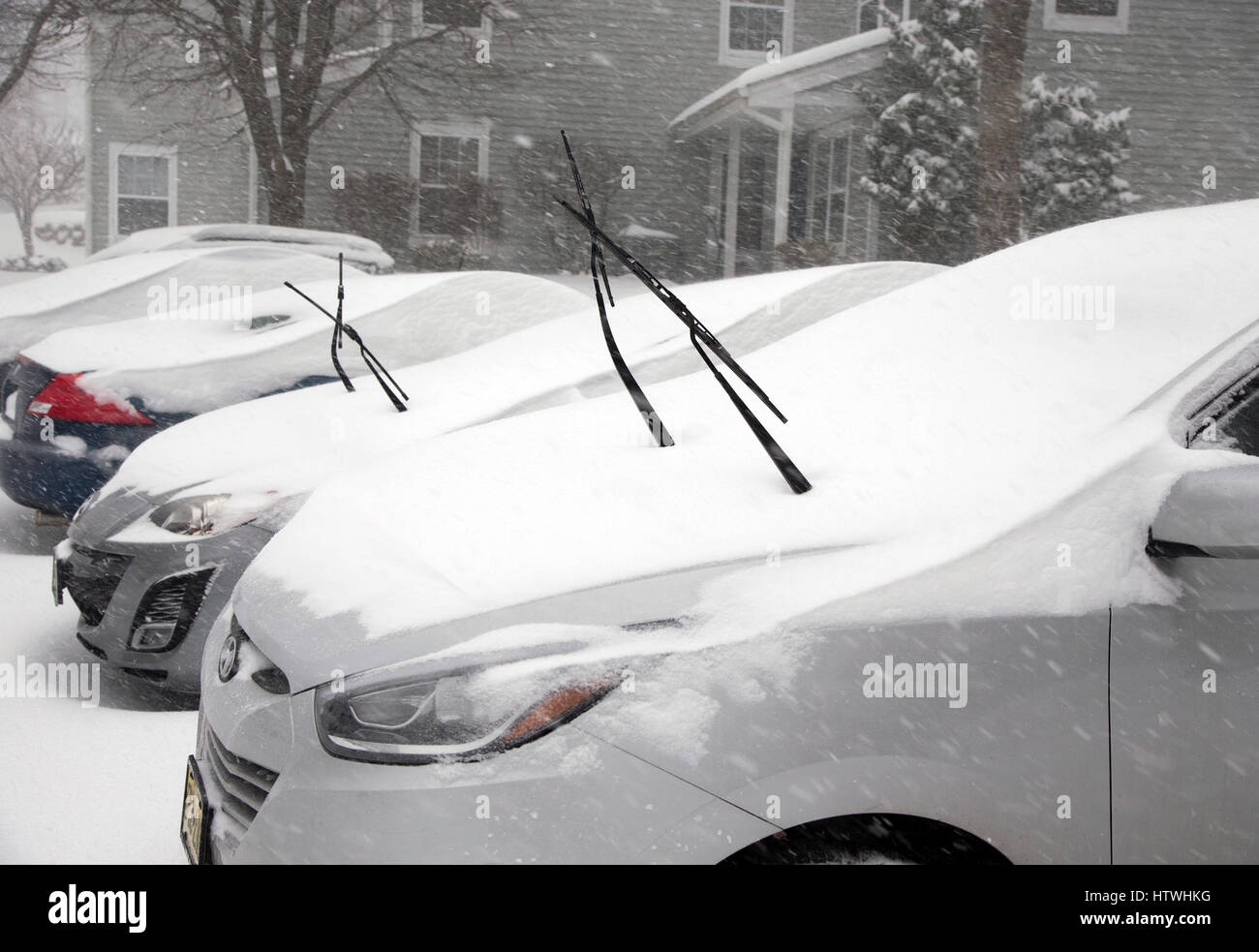 Les essuie-glace sur une voiture pendant une tempête de neige Banque D'Images