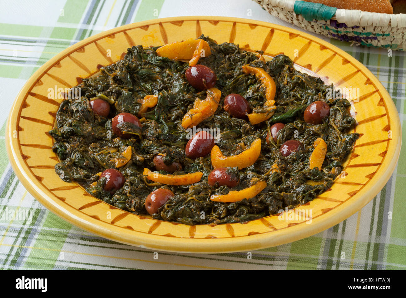 Plat traditionnel marocain avec épinards, olives et citron préservé Banque D'Images