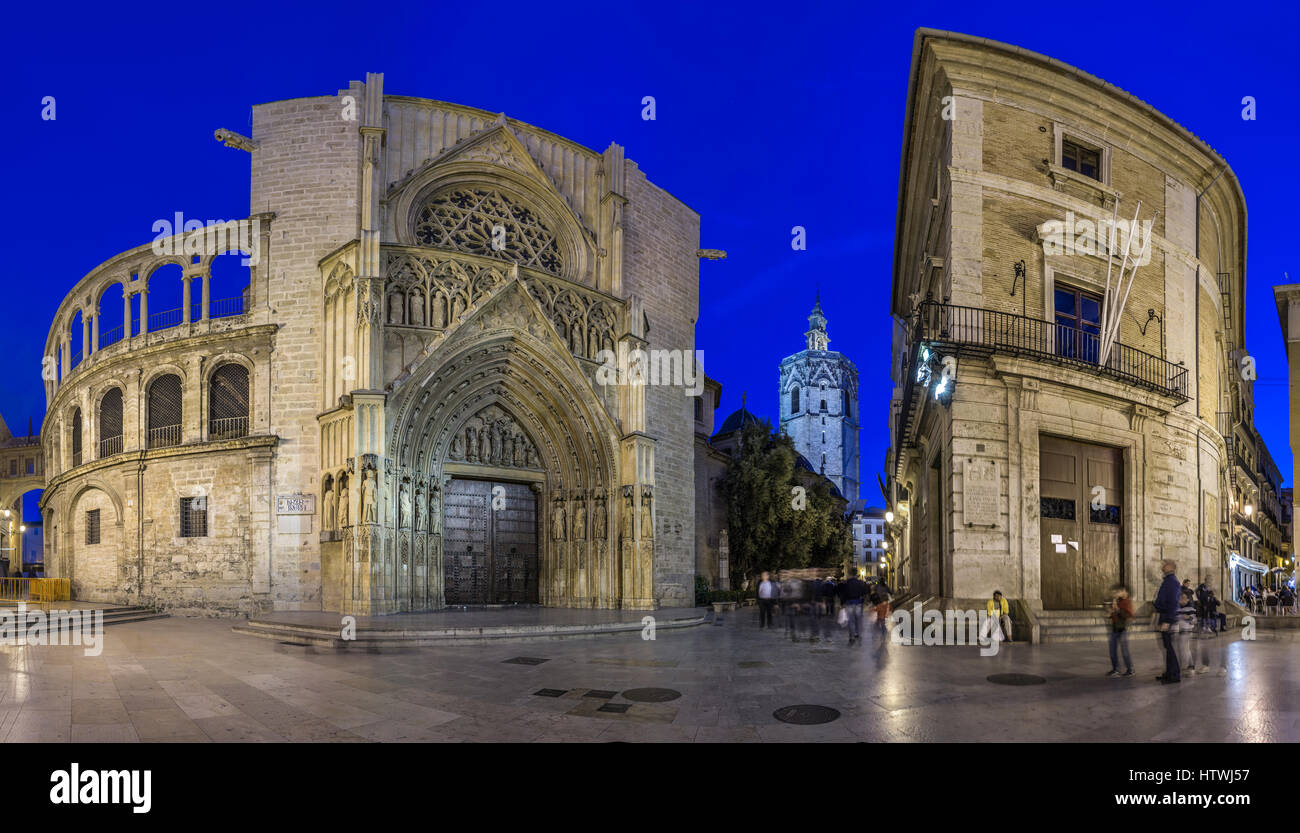 La cathédrale de Valence allumé à la tombée de la nuit, vue depuis la place de la Seu. Valencia, Espagne, Europe. Banque D'Images