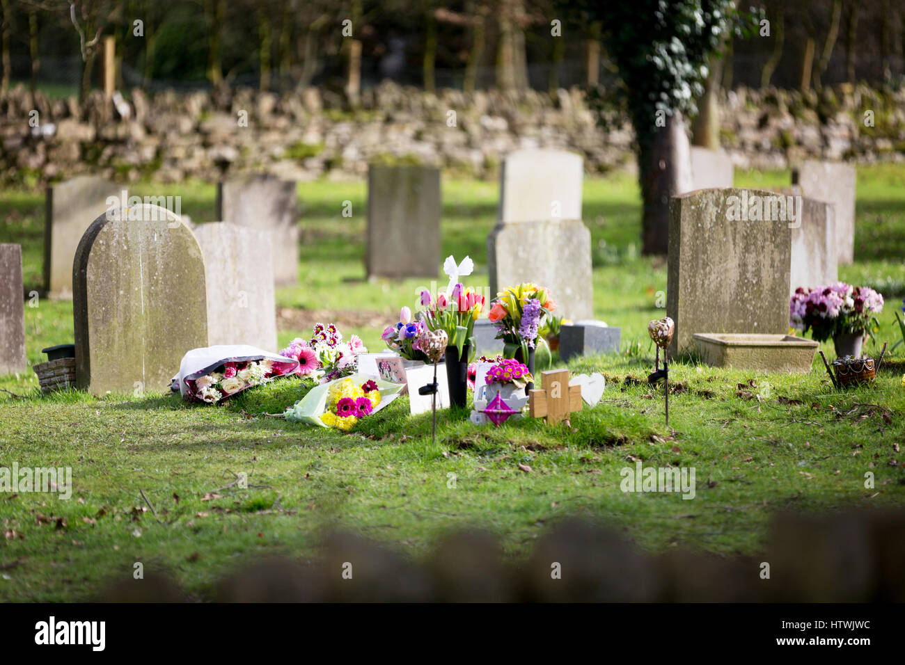 Nouvelle tombe dans un cimetière de l'église, Worcestershire, Angleterre, Royaume-Uni Banque D'Images