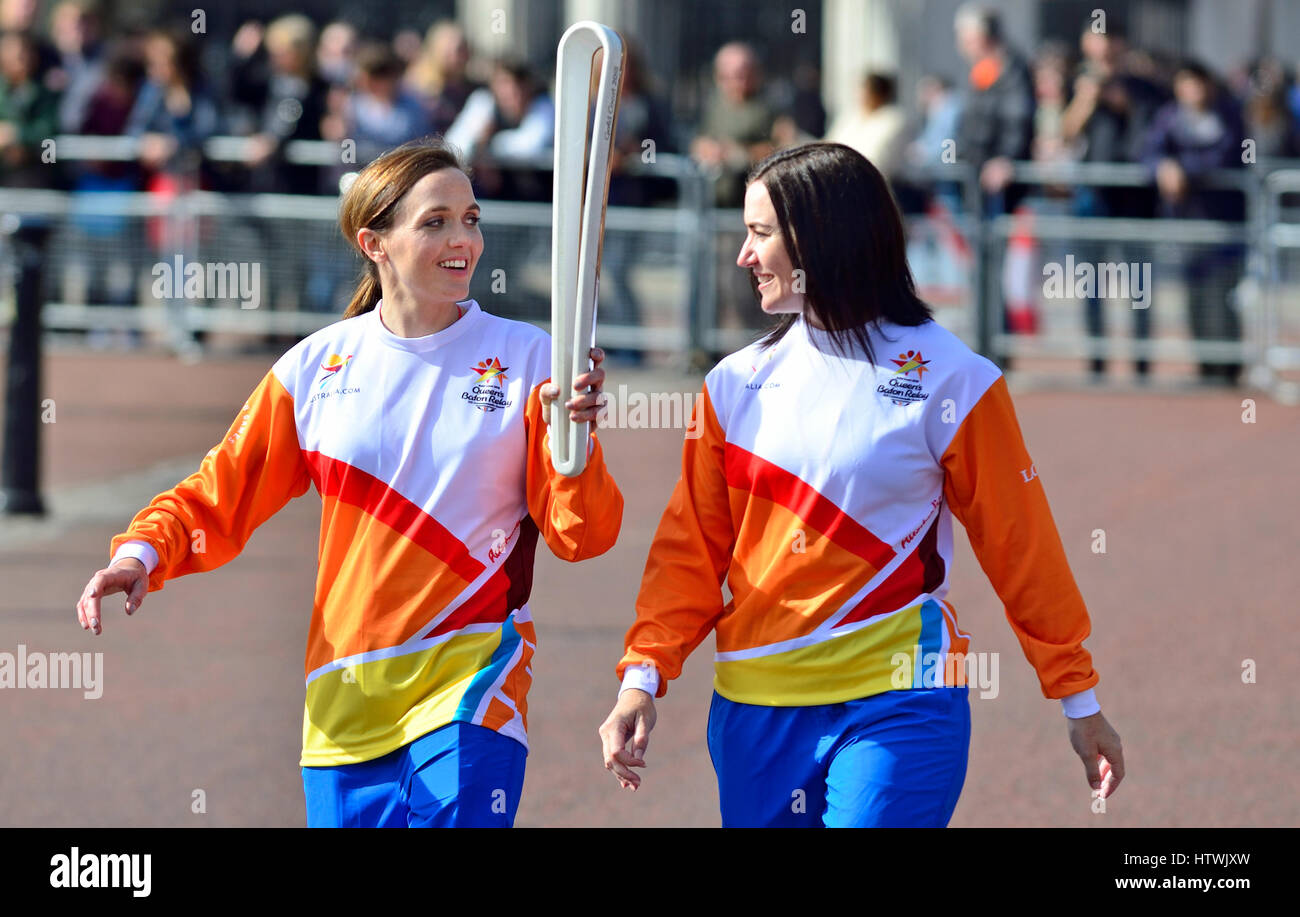 Londres, Royaume-Uni. Début des Jeux du Commonwealth de Queen's baton Relay, à Buckingham Palace, le 13 mars 2017. Victoria Pendleton et Anna Mears Banque D'Images