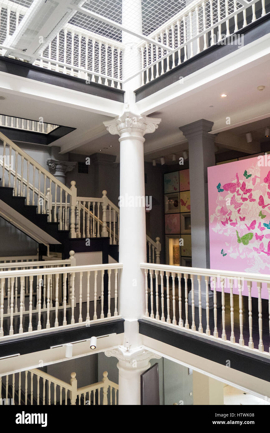 Escalier et atrium dans le Musée Peranakan, Singapour. Banque D'Images