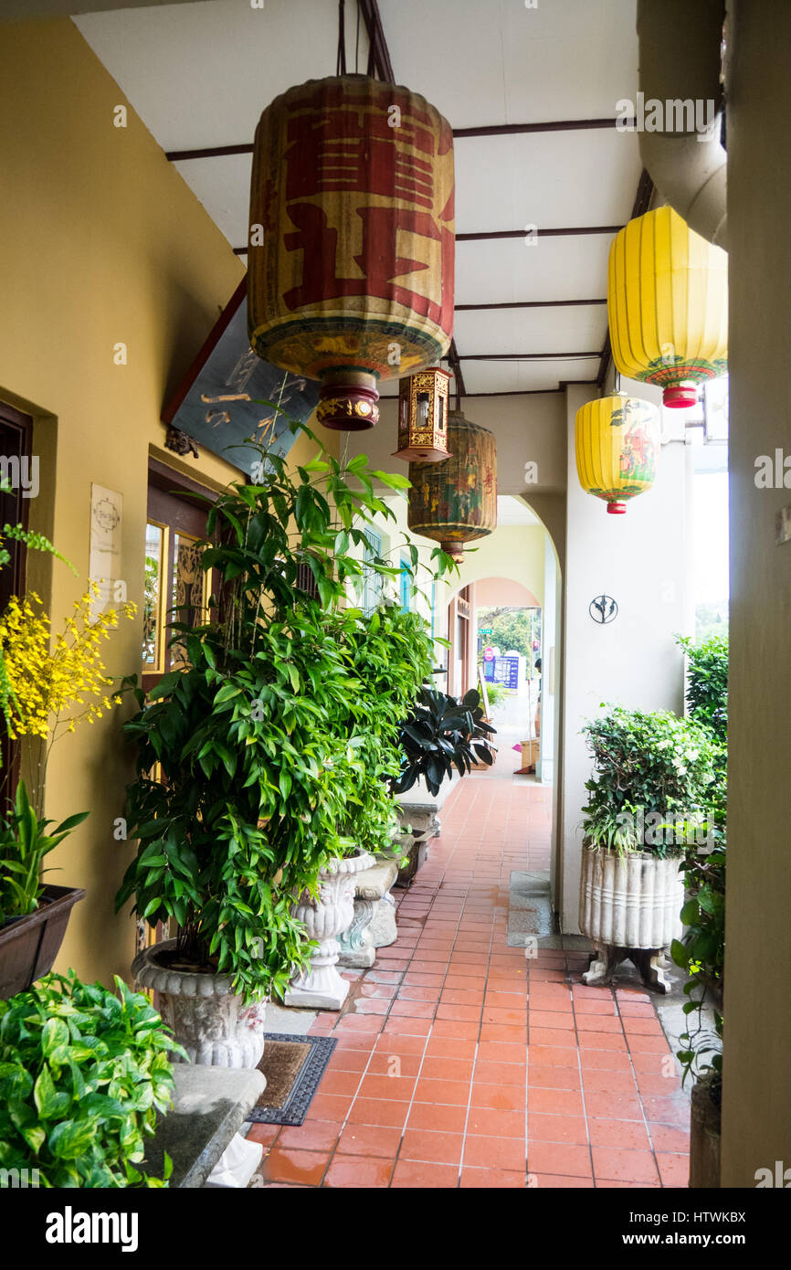 Les plantes en pot et des lanternes en papier décorer un moyen de cinq pieds d'un shophouse de Singapour. Banque D'Images