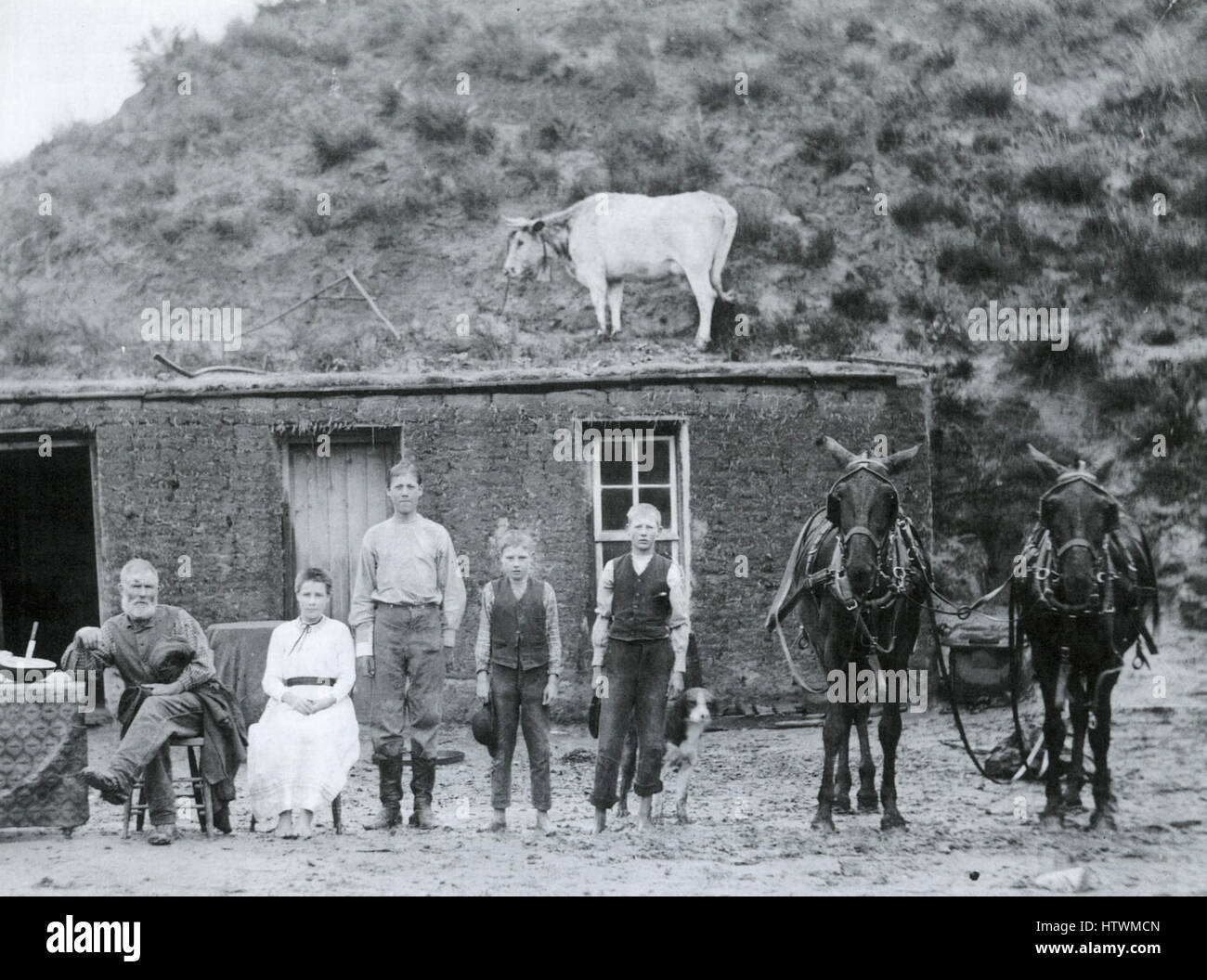 SYLVESTER RAWDING (1877-1960) avec sa famille en dehors de leur hutte du Nebraska en 1886. Banque D'Images