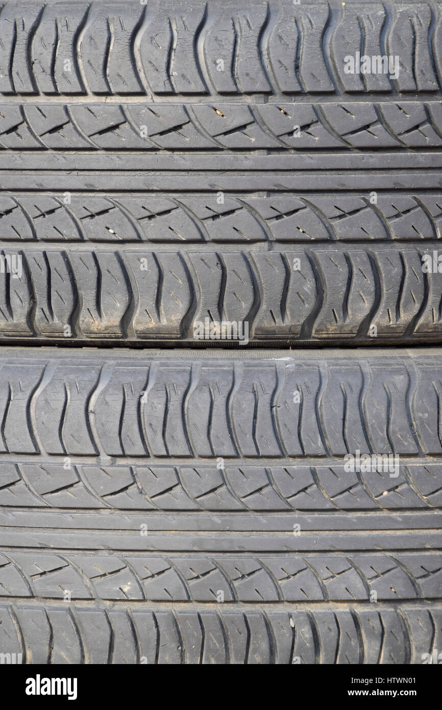 L'arrière-plan de la bande de roulement de la roue de voiture. Les pneus en caoutchouc. Banque D'Images
