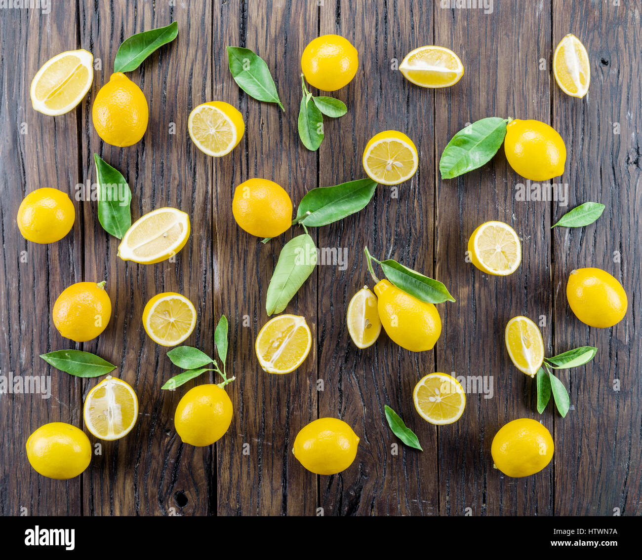 Citrons mûrs sur la table en bois. Vue d'en haut. Banque D'Images