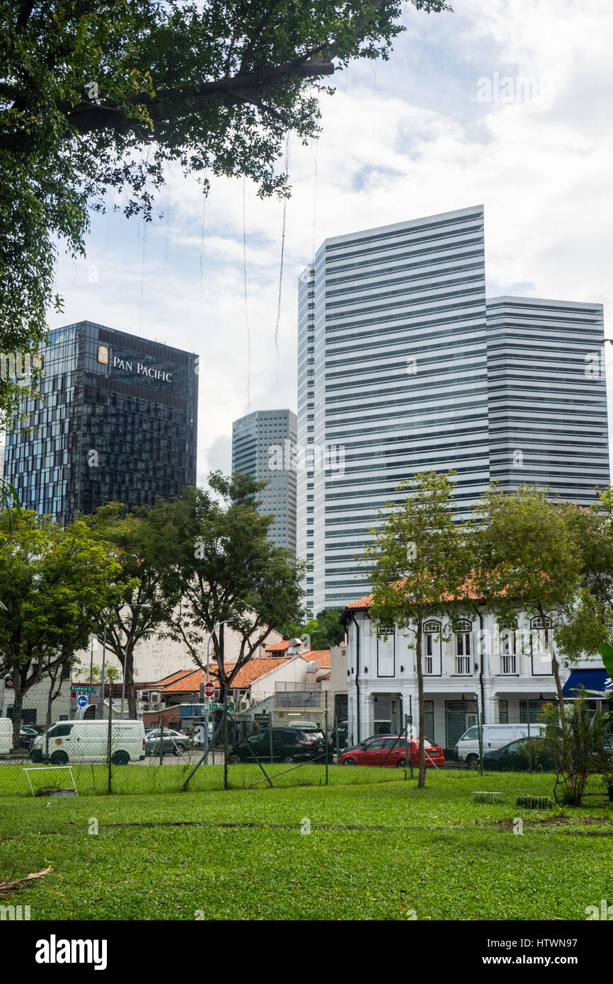 Un contraste de tours modernes et traditionnelles maisons-boutiques à Singapour. Banque D'Images