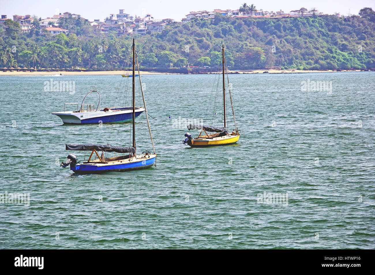 Matin scène de trois bateaux ancrés dans la mer extérieure à Dona Paula à Goa, Inde Banque D'Images