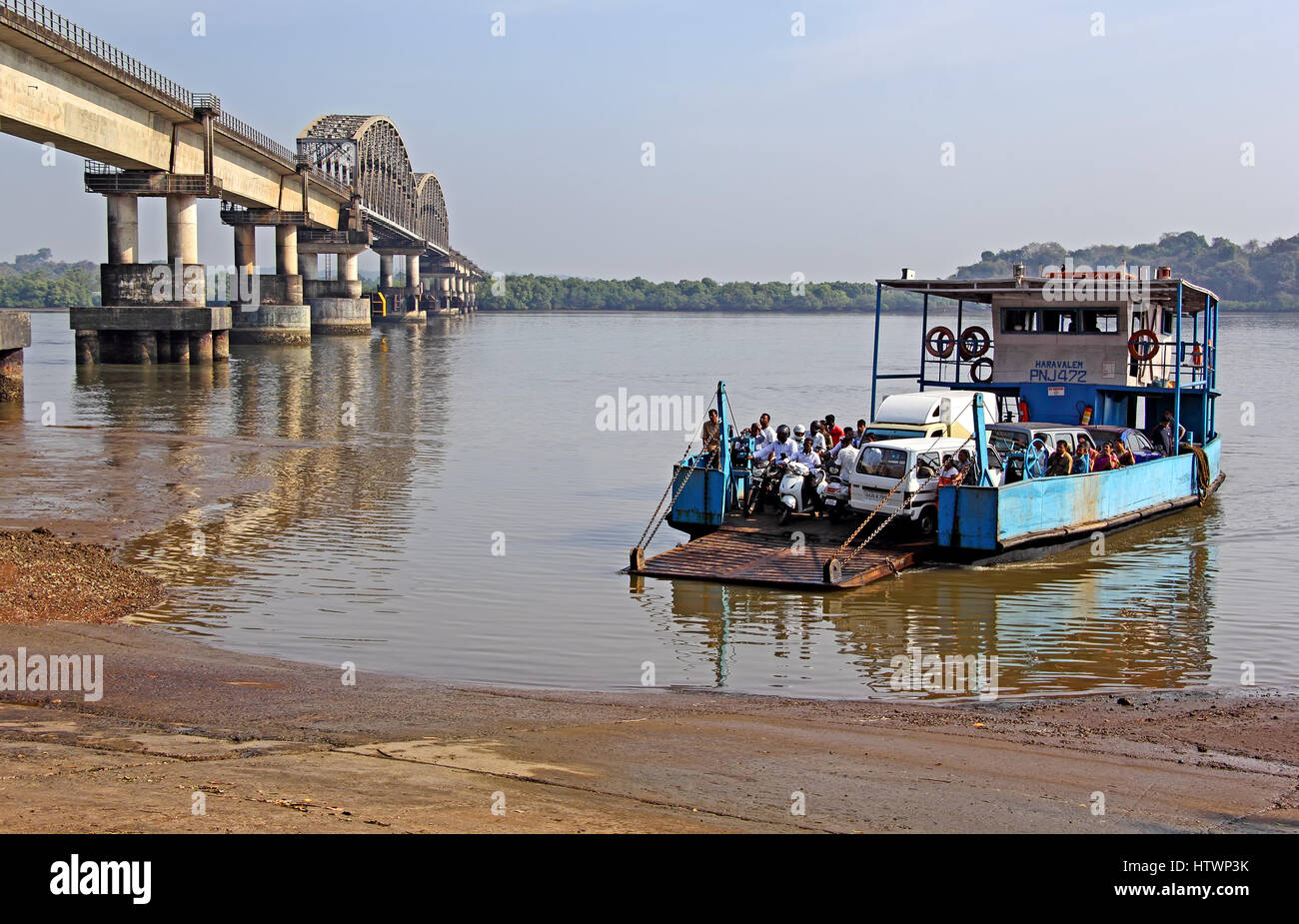 Les transferts en bateau ferry passagers et véhicules à travers la rivière Zuari à Goa, Inde. Les transbordeurs sont utilisés lorsqu'il n'a pas de pont de la connectivité. Banque D'Images