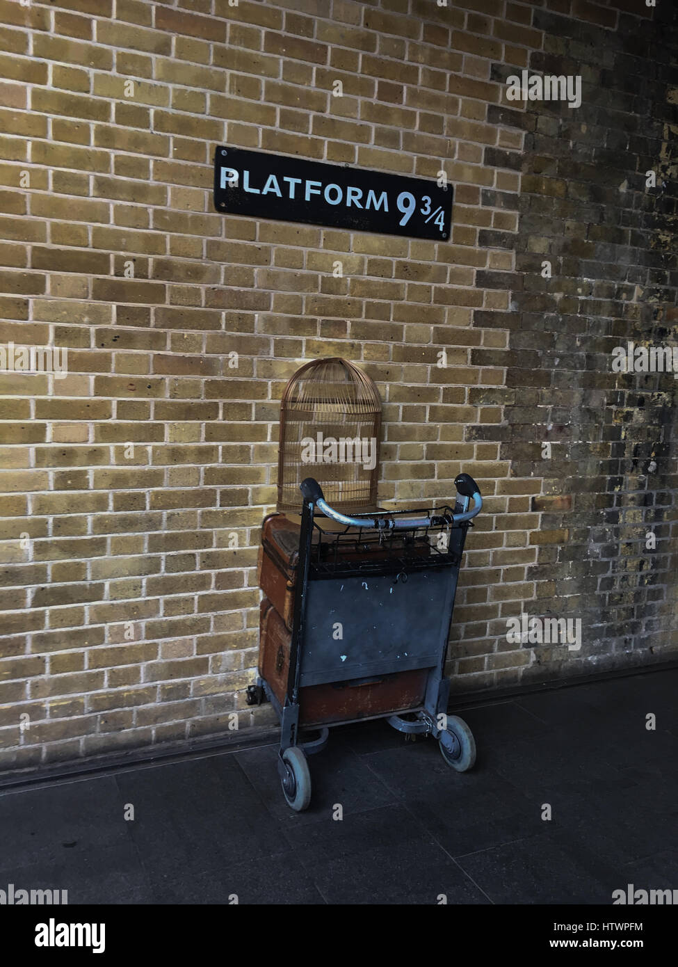 Plate-forme ( & 3/4, pour le train pour Poudlard, École de sorciers, des histoires de Harry Potter, à la gare de King's Cross, Londres, Angleterre. Banque D'Images