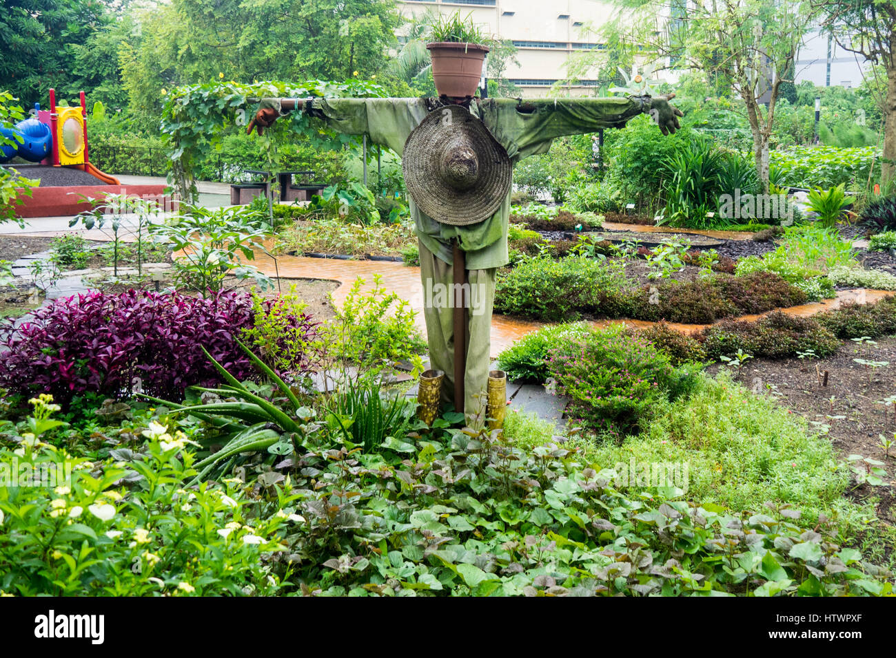 Un épouvantail au milieu d'un jardin verdoyant dans HortPark Singapour. Banque D'Images