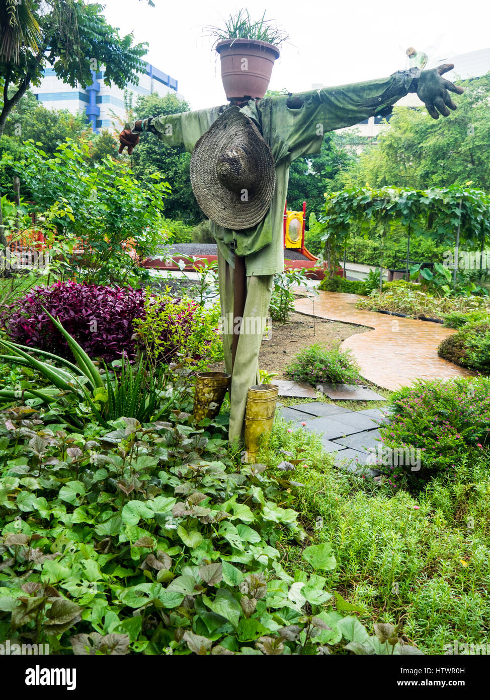 Un épouvantail au milieu d'un jardin verdoyant dans HortPark Singapour. Banque D'Images