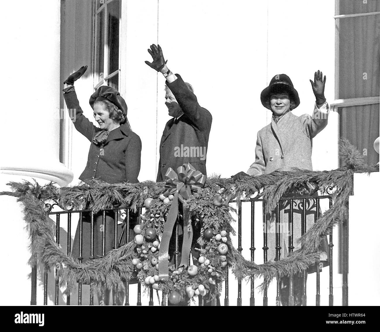 Le premier ministre Margaret Thatcher du Royaume-Uni, à gauche, le président des États-Unis, Jimmy Carter, centre, et de la première dame Roslyn Carter, droit, vague du balcon Truman à la Maison Blanche, à Washington, D.C. Le Lundi, Décembre 17, 1979, Mme Thatcher a Banque D'Images