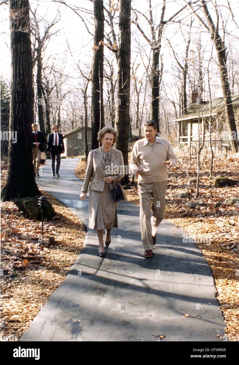 Le président des États-Unis, Ronald Reagan, à droite, s'entretient avec le premier ministre Margaret Thatcher du Royaume-Uni, à gauche, à Camp David, près de Thurmont, Maryland le Samedi, Décembre 22, 1984 Thatcher était mort d'un coup à 87 le lundi 8 avril 2013,.. Banque D'Images