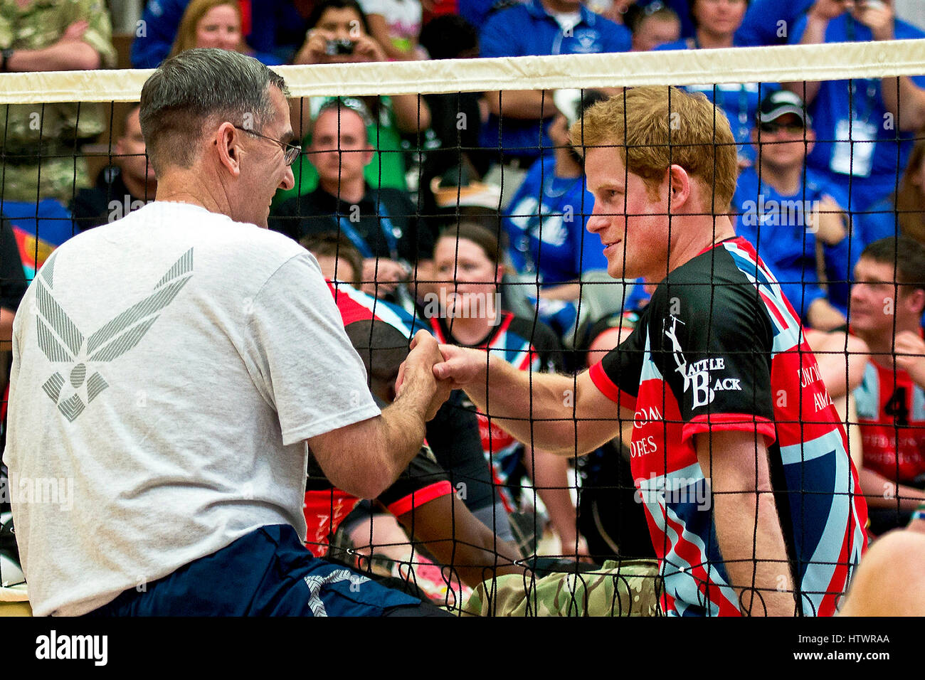 Le prince Harry de galles, serre la main avec le Lieutenant-général John E Hyten, Vice-commandant du Air Force Space Command, lors d'une exposition volley-ball match entre USA et UK pour les soldats blessés au cours d'équipes de volleyball le guerrier jeux ici 11 mai 2013 Olymp Banque D'Images