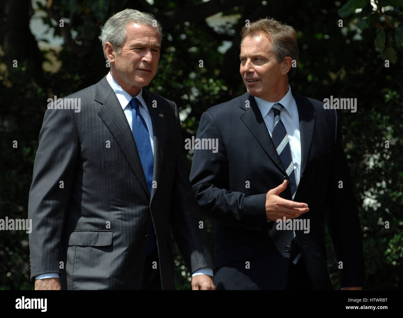 Le président américain George W Bush et le Premier ministre britannique Tony Blair à pied sur la pelouse Sud de la Maison Blanche, en route vers une conférence de presse le 28 juillet 2006 (Photo d'UPI/Roger L Wollenberg Banque D'Images