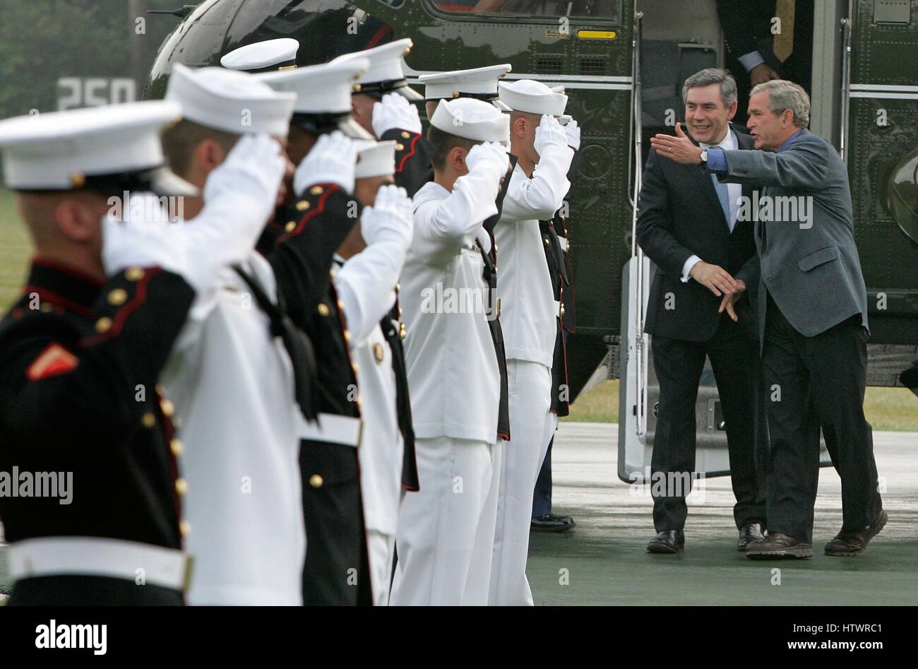 CAMP DAVID, MD - 29 juillet : (AFP) membres de la salut militaire Président américain George W Bush (R) comme il accueille le Premier ministre britannique Gordon Brown arrivant à Camp David, le 29 juillet 2007 à Camp David (Maryland) Les deux dirigeants assisteront aux réunions de discus Banque D'Images