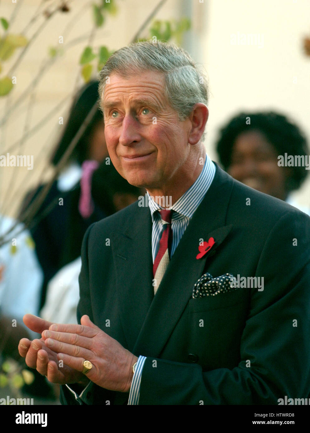 Washington, D.C. - 2 novembre 2005 -- Charles, prince de Galles applaudit lors de la présentation à l'École de l'éducation de l'évolution et le développement (SEED) lors d'une visite de l'École avec sa femme, Camilla, la duchesse de Cornouailles, à Washington, D.C sur No Banque D'Images