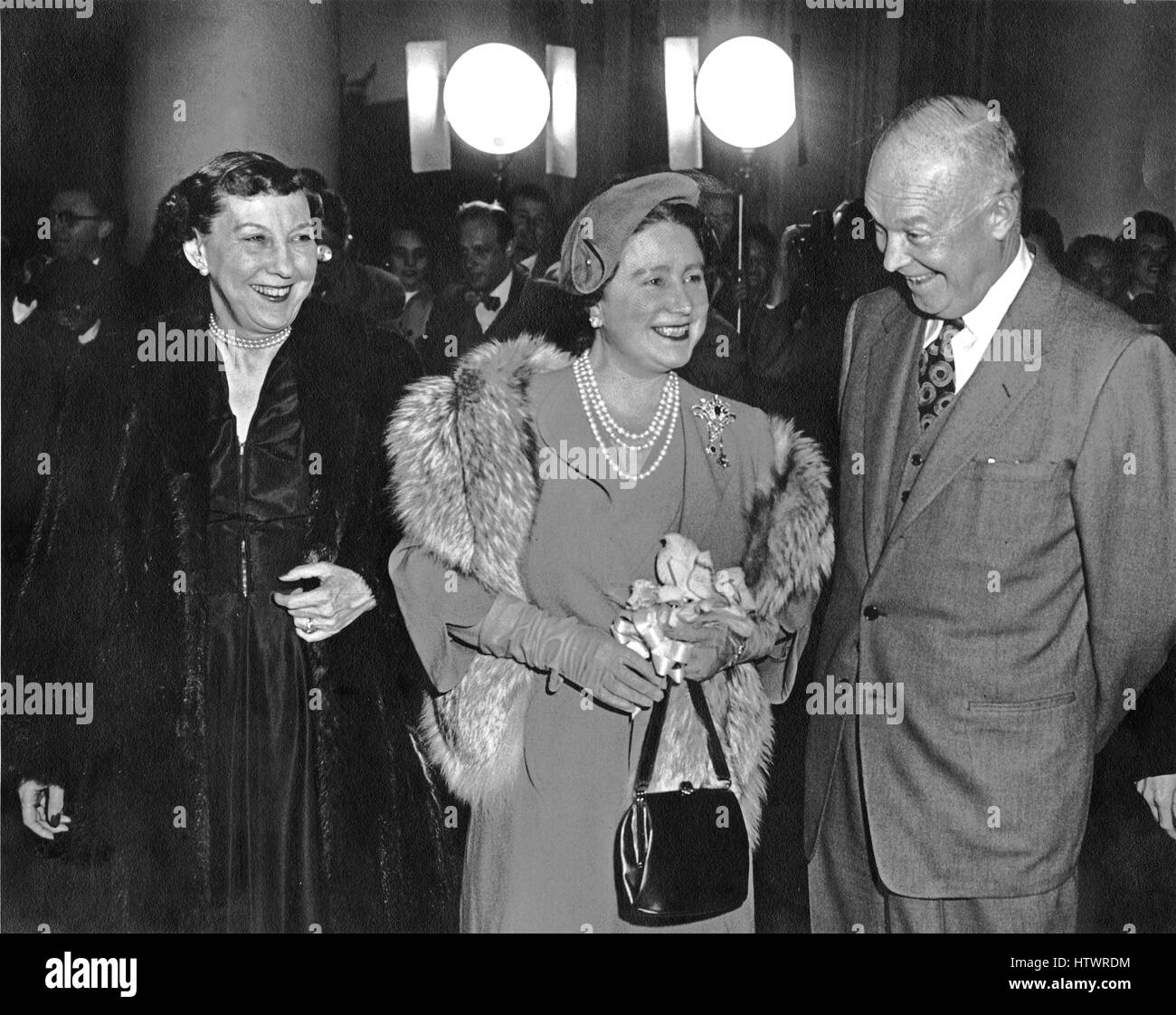 Le président des États-Unis, Dwight D. Eisenhower, droite, et la première dame Mamie Eisenhower, gauche, H.M Bienvenue La Reine Elizabeth, la Reine Mère de Grande-Bretagne, centre, à la Maison Blanche à Washington, DC pour un dîner en son honneur le 4 novembre 1954 Obligatoire Banque D'Images
