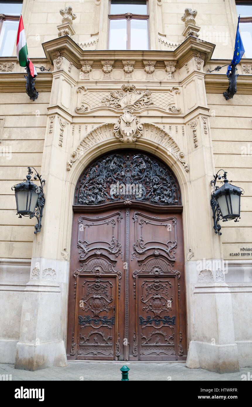 BUDAPEST, HONGRIE - le 21 février 2016 : Vintage porte de la bibliothèque métropolitaine Ervin Szabo à Budapest, Hongrie Banque D'Images